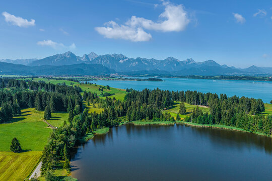 Blick &uuml;ber den Hegratsrieder See zum Forggensee und zum Alpenrand bei F&uuml;ssen