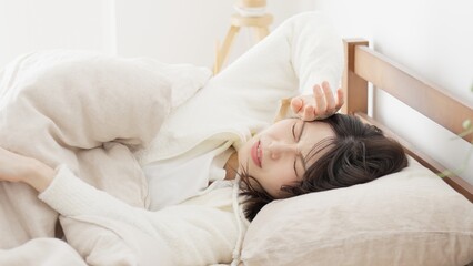 暑くて眠れないアジア人女性