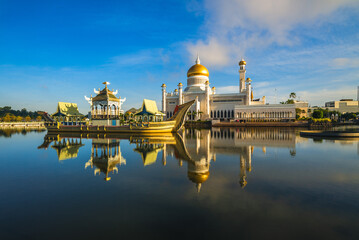 Fototapeta premium Omar Ali Saifuddien Mosque located in Bandar Seri Begawan, Brunei Darussalam