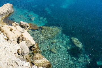 Felsk&uuml;ste am Meer mit Sandstrand Balearen Spanien 