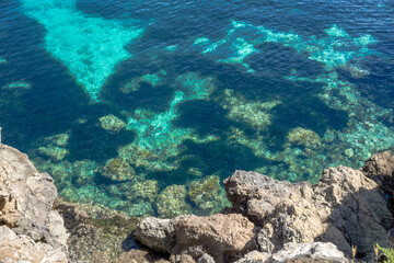 Felsk&uuml;ste am Meer mit Sandstrand Balearen Spanien 