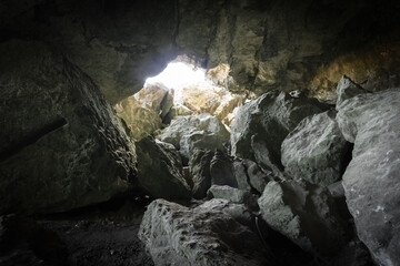 Loch in einer H&ouml;hle mit gro&szlig;en Felsen