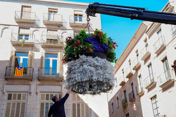 A worker places a flower structure with a crane. Temps de flors 2024