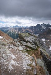 Próg skalny, szlak wysokogórski prowadzący na Szpiglasową Przełęcz w Tatrach Wysokich.