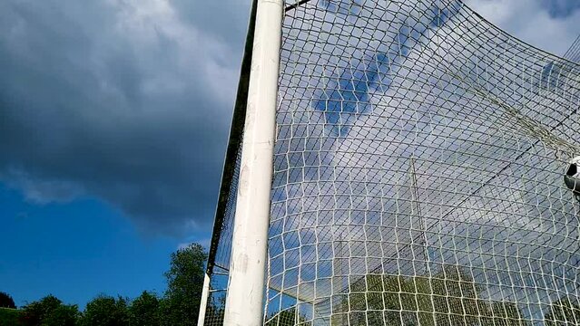 Ball fliegt ins Tor 