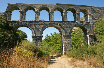 Obraz premium The Pollio Aqueduct in Selcuk, Turkey, was built by the Romans.