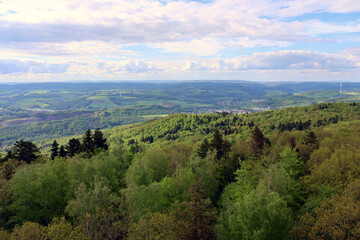 Aussicht ins Nordpfälzer Bergland vom Potzbergturm auf dem Potzberg in der Gemeinde Föckelberg im Landkreis Kusel im Bundesland Rheinland-Pfalz. 