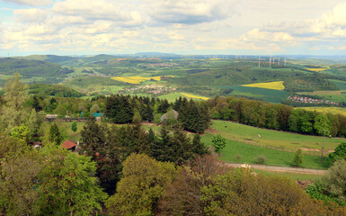 Obraz premium Aussicht ins Nordpfälzer Bergland vom Potzbergturm auf dem Potzberg in der Gemeinde Föckelberg im Landkreis Kusel im Bundesland Rheinland-Pfalz. 