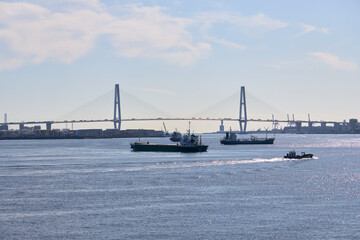 Fototapeta premium 【交通】輸送船やクルマが行き交う都会の港風景