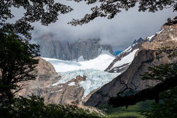 Vistas de los glaciares de los recorridos de senderismo de El Chalten. En la patagonia Argentina