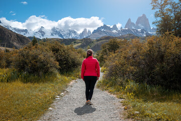 Mujer turista disfrutando de los senderos y recorriidos de El Chalten, en la Patagonia Argentina