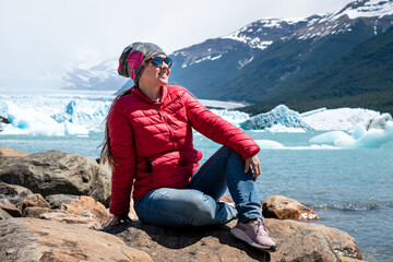 Mujer relajada y feliz en el Parque Nacional los Glaciares, con el glaciar Perito Moreno de fondo