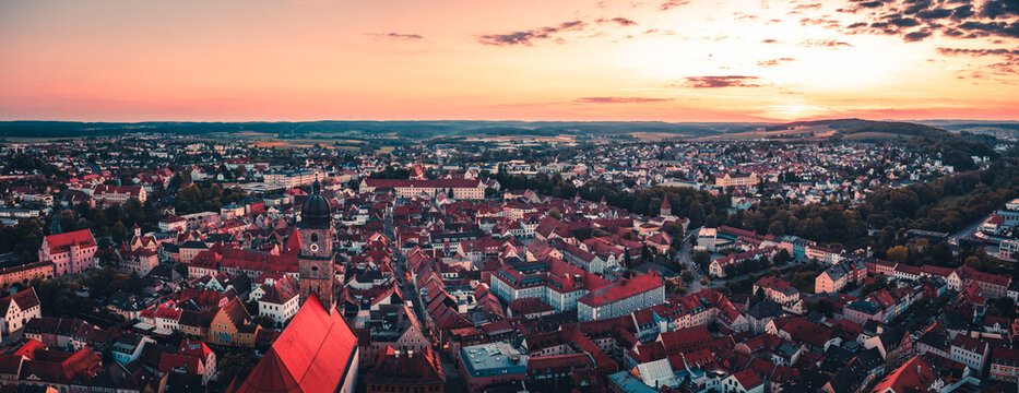 Amberg Sonnenuntergang Panorama &uuml;ber den D&auml;chern der Altstadt in der Oberpfalz, Mariahilfberg und Altstadt bei atemberaubender Stimmung, 2024