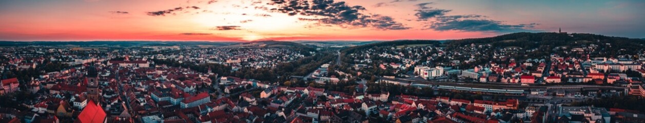 Amberg Sonnenuntergang Panorama über den Dächern der Altstadt in der Oberpfalz, Mariahilfberg und...