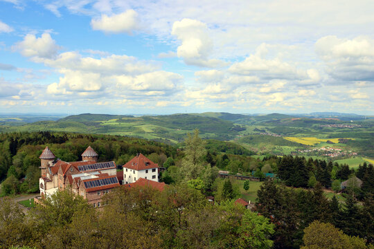 Aussicht ins Nordpf&auml;lzer Bergland und auf das ehemalige Turmhotel vom Potzbergturm auf dem Potzberg in der Gemeinde F&ouml;ckelberg im Landkreis Kusel im Bundesland Rheinland-Pfalz. 