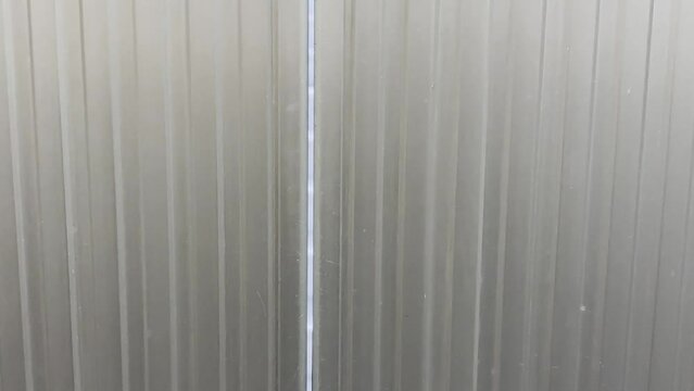 porte ascensore che si aprono sulle scale, elevator doors that open onto the stairs