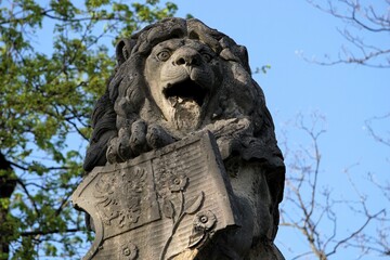 Close Up vom einer brüllenden Löwen Statue aus Stein, die ein Schild mit dem Wappen einer adeligen Familie in ihren Pranken hält, Schloss Boberstein, Schildau, Oberschlesien, Polen
