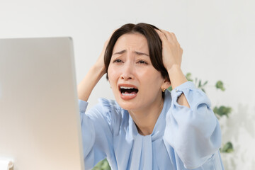 パソコンの前で疲れる女性