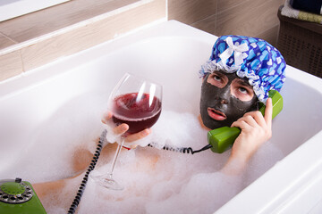 Relaxation and relaxation in the bath. Delicious drinks and gossip over the phone. 