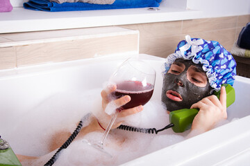 Relaxation and relaxation in the bath. Delicious drinks and gossip over the phone. 