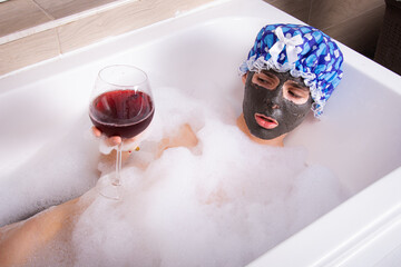 Relaxation and relaxation in the bath. Delicious drinks and gossip over the phone. 