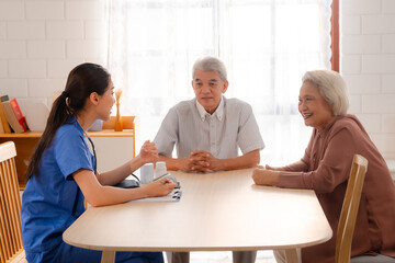 Obraz premium Senior Man Receives Medical Check-Up Therapy from Doctor in Hospital Clinic: Professional Health Care Service for Elderly Patients Facing Health Problems, with Comprehensive Exams and Consultations