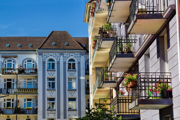 hamburg, deutschland - sanierte alte häuser mit balkonen