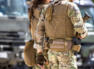 Belgisches Militär aus der Nato mit Schutzausrüstung und Gewehr  © Thomas