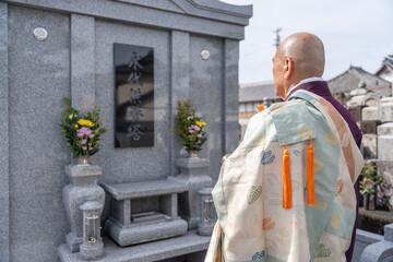 永代供養墓の前で読経するお坊さん