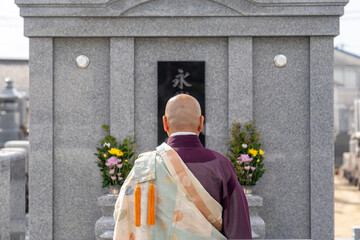 永代供養墓の前で読経するお坊さん