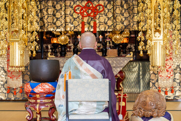 荘厳な雰囲気の中で祈りを捧げる僧侶