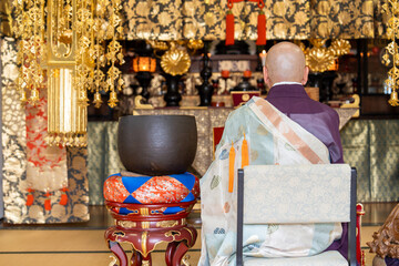 荘厳な雰囲気の中で祈りを捧げる僧侶
