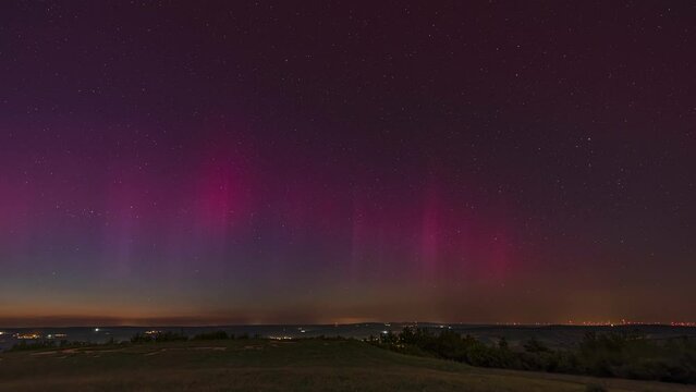 Polarlicht in mittleren Breiten, rosafarbene Aurora Borealis in &Ouml;sterreich, Europa