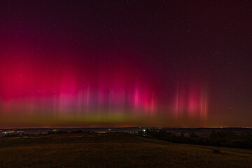 Polarlicht in mittleren Breiten, Aurora Borealis in Österreich, Europa, Himmel leuchtet in rosa,...