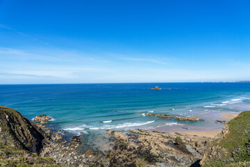 Au pied des majestueuses falaises, des sillons rocheux serpentent, bordés de sable et des eaux turquoises de la mer d'Iroise, créant un paysage côtier enchanteur sur la presqu'île de Crozon.