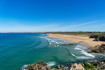 Vue panoramique sur la plage de la Palue, où les eaux turquoises de la mer d'Iroise captivent le...