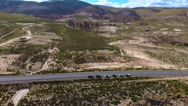 Camionetas en carretera en medio del paramo de Bolivia / Drone 