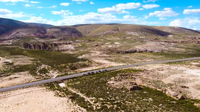 Camionetas en carretera en medio del paramo de Bolivia / Drone 