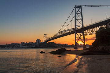 Fototapeta premium paisagem da ponte e o pôr-do-sol em Florianópolis Brasil Florianopolis