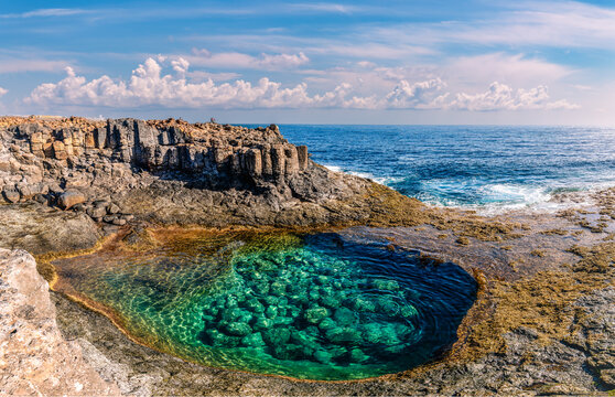 Discover the natural pools at Caleta de Fuste, Fuerteventura: an oasis of calm with crystal-clear waters, framed by volcanic cliffs and idyllic landscapes.