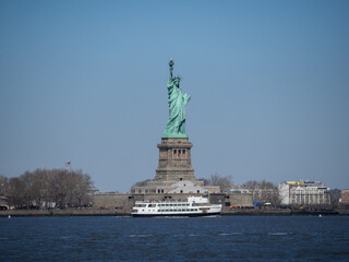 Fototapeta premium Tourist ferry in front of the Statue of Liberty