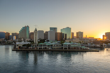 Obraz premium Exposure done at Sunrise of downtown Honolulu while arriving by cruise ship in beautiful Hawaii.