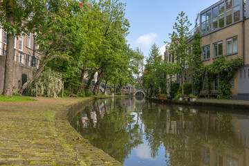 Obraz premium Oudegracht and Twijnstraat aan de Werf with arch bridge Utrecht