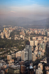 Fototapeta premium Vista Panorâmica de Santiago do Chile com os Andes ao Fundo em Final de Tarde