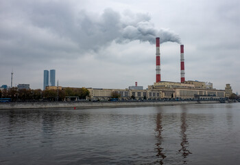 Fototapeta premium Smoke and steam from the pipes of the Thermal power plant CHP-12 on the Berezhkovskaya embankment.