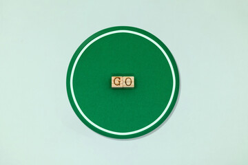 緑色のGOの英語ブロックの丸い標識