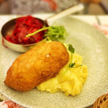 Devolay cutlet, Kiev cutlet, breaded and wrapped meat, mashed potatoes, beetroot, dinner plate