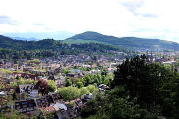 Blick auf Freiburg-Wiehre im Frühling