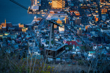 北海道函館市函館山ロープウェイと函館市市街地の風景