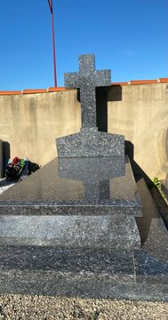 pierre tombale en granit gris sur caveau, dans un cimeti&egrave;re